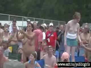 Milfs chodzenie nagie w publiczne impreza tłum wideo