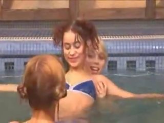 Enchanting lezboes в в плавальний басейн